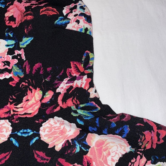 Bright floral top - Picture 2 of 5